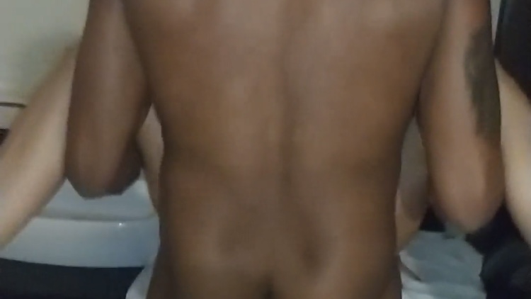 Negão metendo na casada na frente do marido