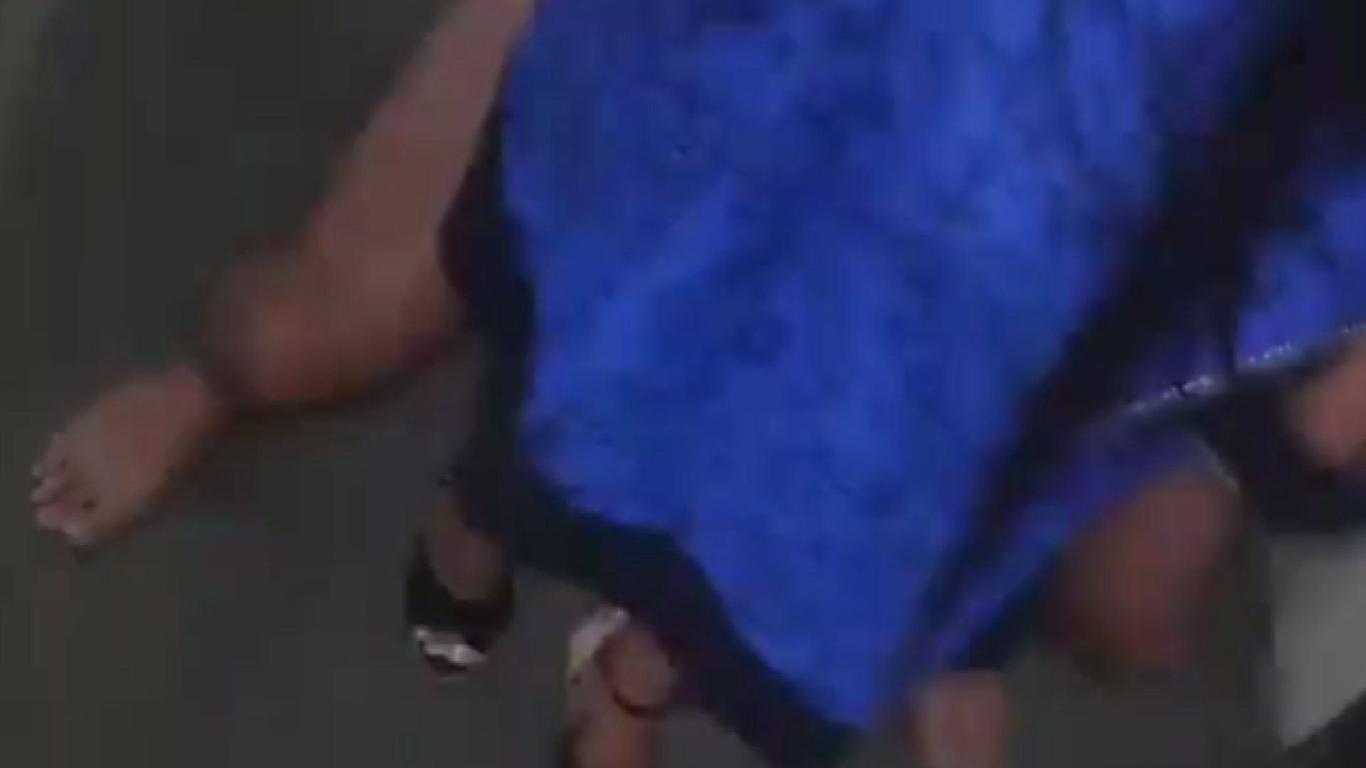 Dando para o síndico do condomínio na escadaria do apartamento