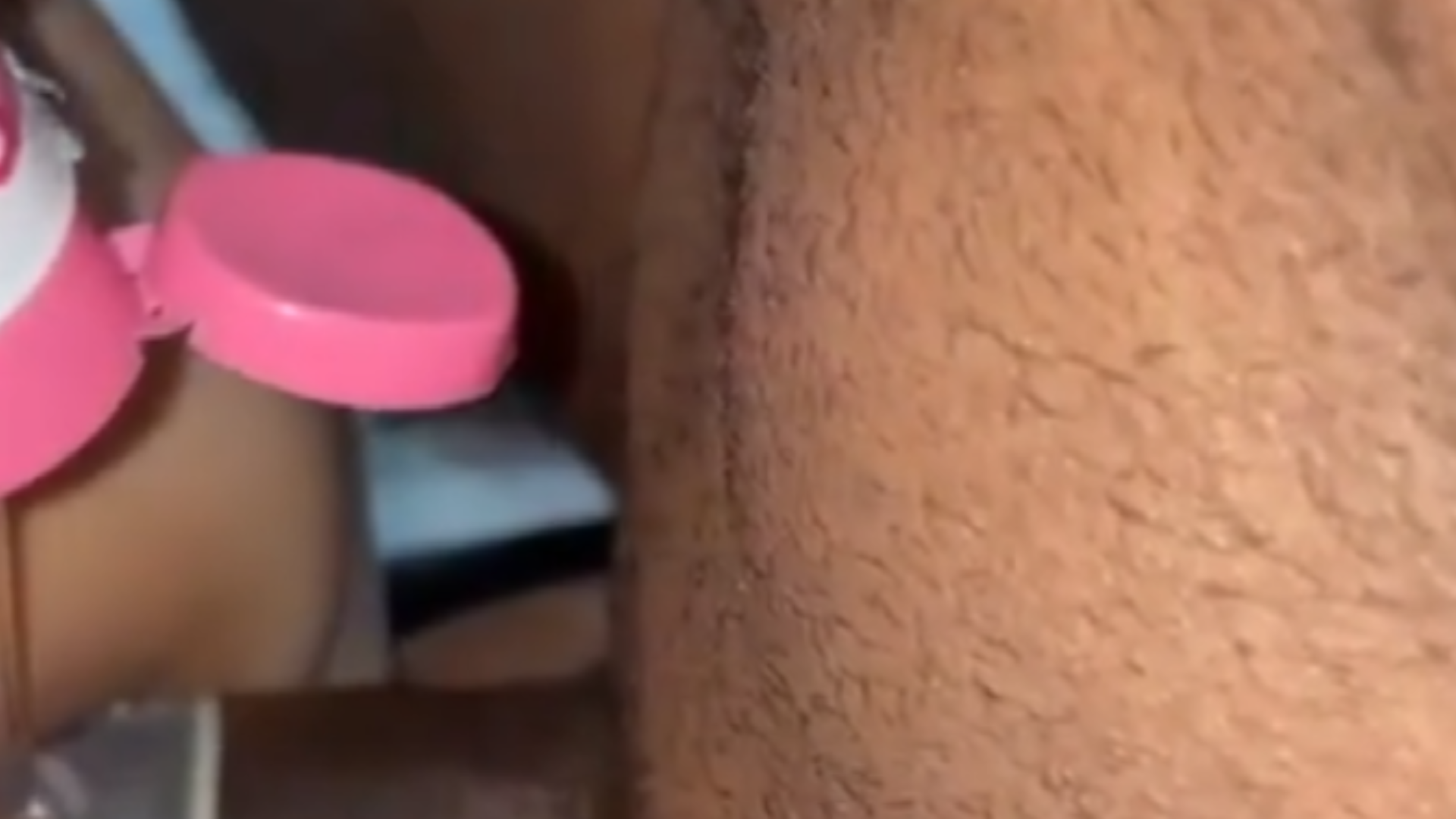 Corno ajudando o comedor de casada a comer o cuzinho da esposa..