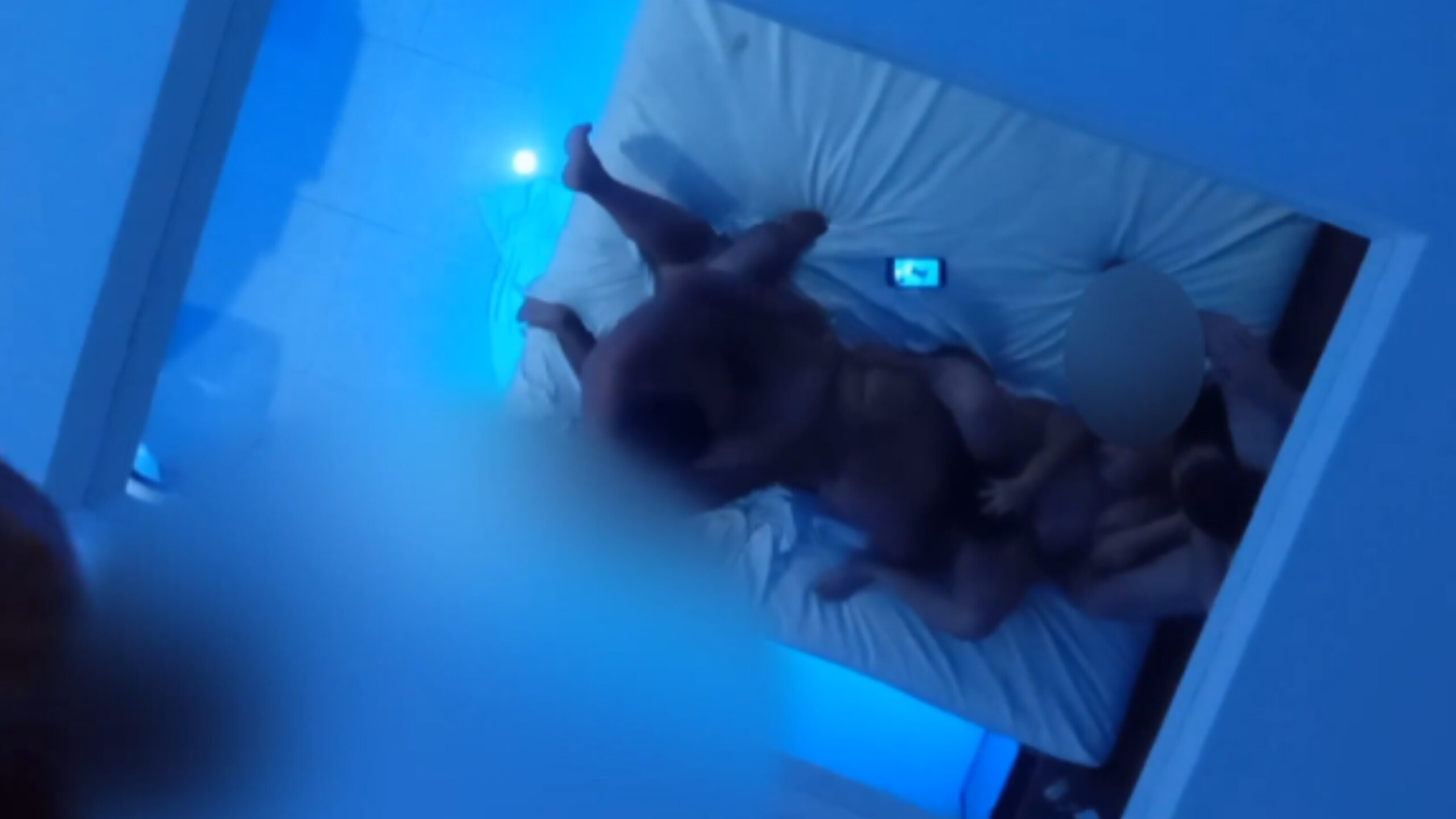 Corninho ganhou um boquete da esposa enquanto era comida por um negão no motel