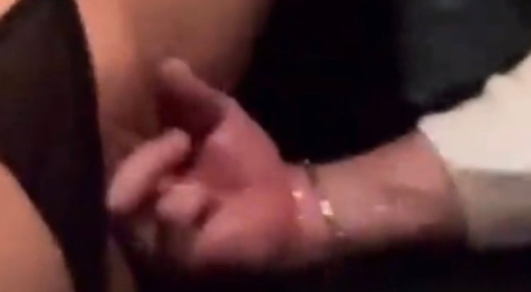 Comedor fez a esposa casada gozar no banco de trás enquanto o corninho dirigia