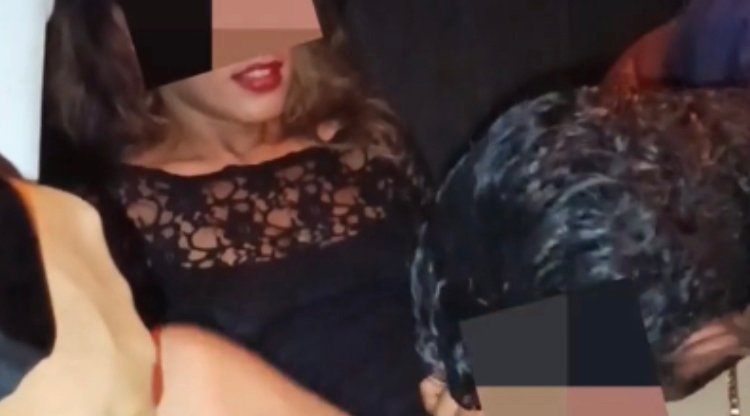 Desconhecido chupou a esposa do corno manso no banco de trás do carro