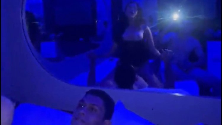 Corninho filmou a namorada sentando no seu melhor amigo