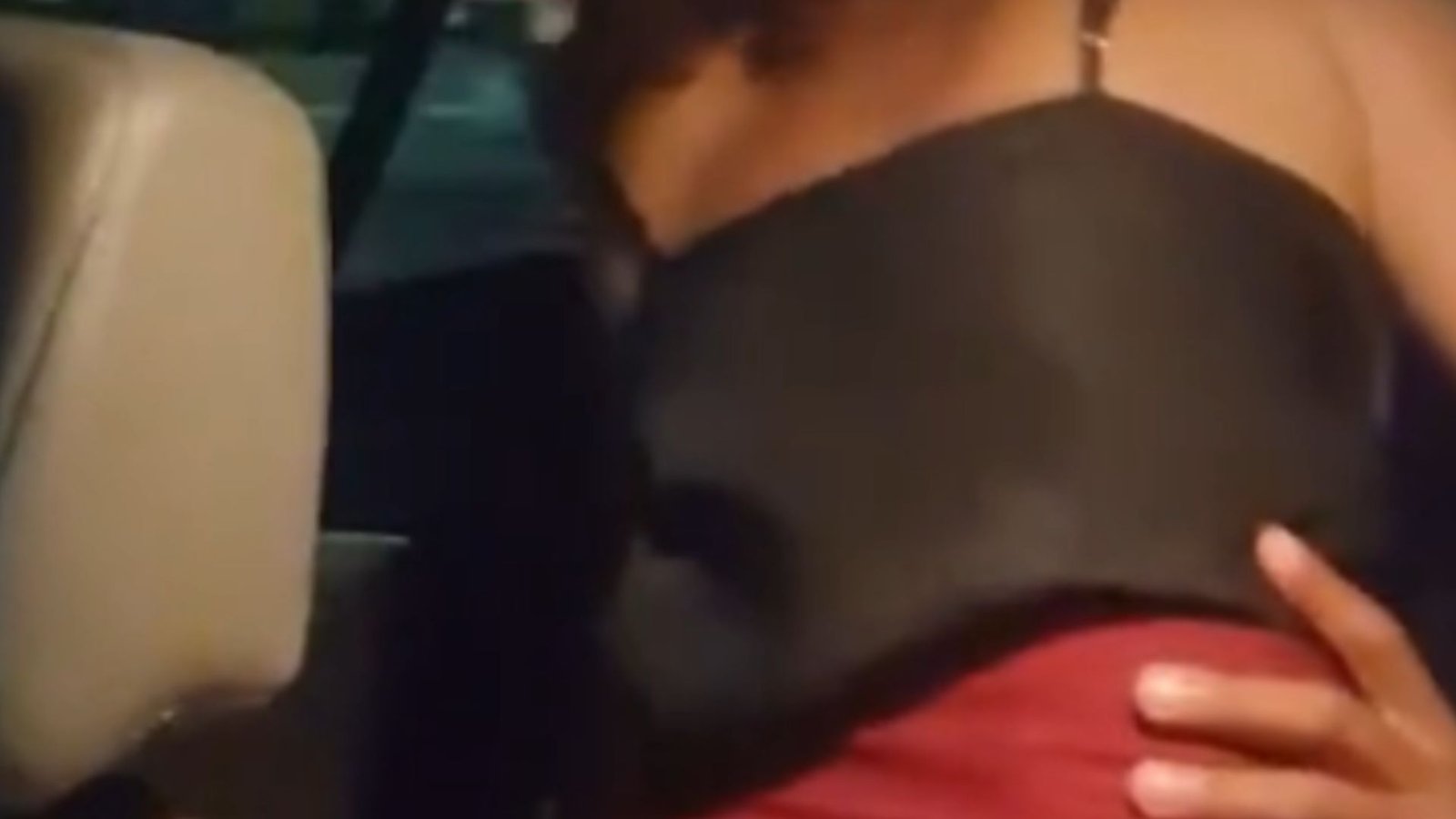 Corno filmando esposa dando no banco de trás para um desconhecido