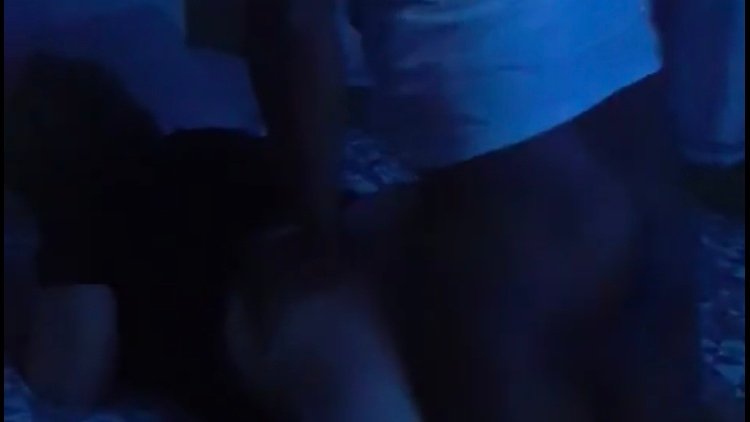 Negão atolou o pau na esposa do corno manso