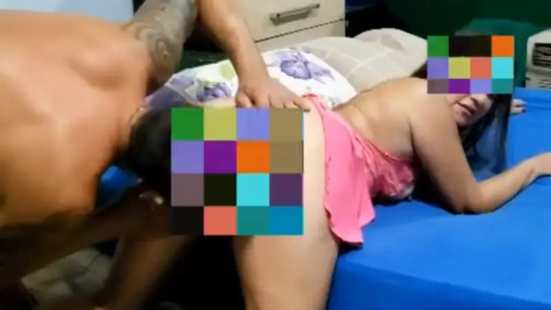 Desconhecido chupando a casada na frente do marido
