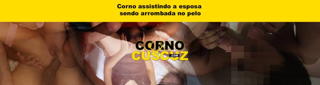 Corno assistindo a esposa sendo arrombada no pelo