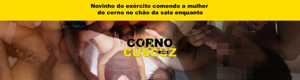 Novinho do exército comendo a mulher do corno no chão da sala enquanto o corno assiste